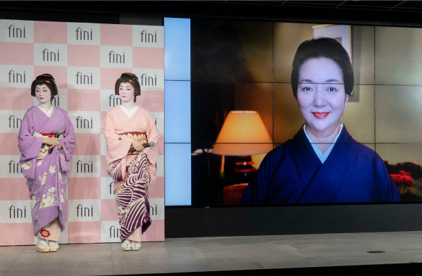 先輩芸者さんの普段のお姿を写真でお披露目